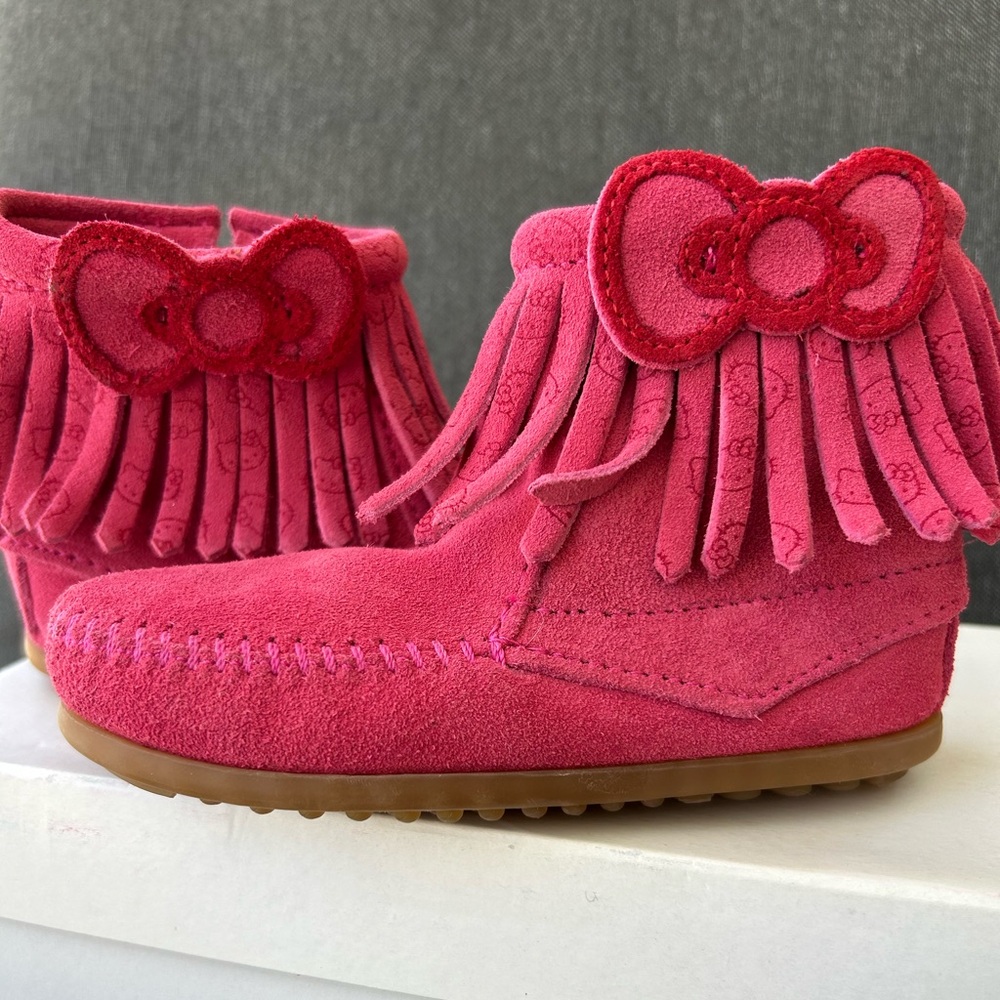 Minnetonka x Hello Kitty Collab Kids Size 9 Boots Fringe Bow Pink Suede